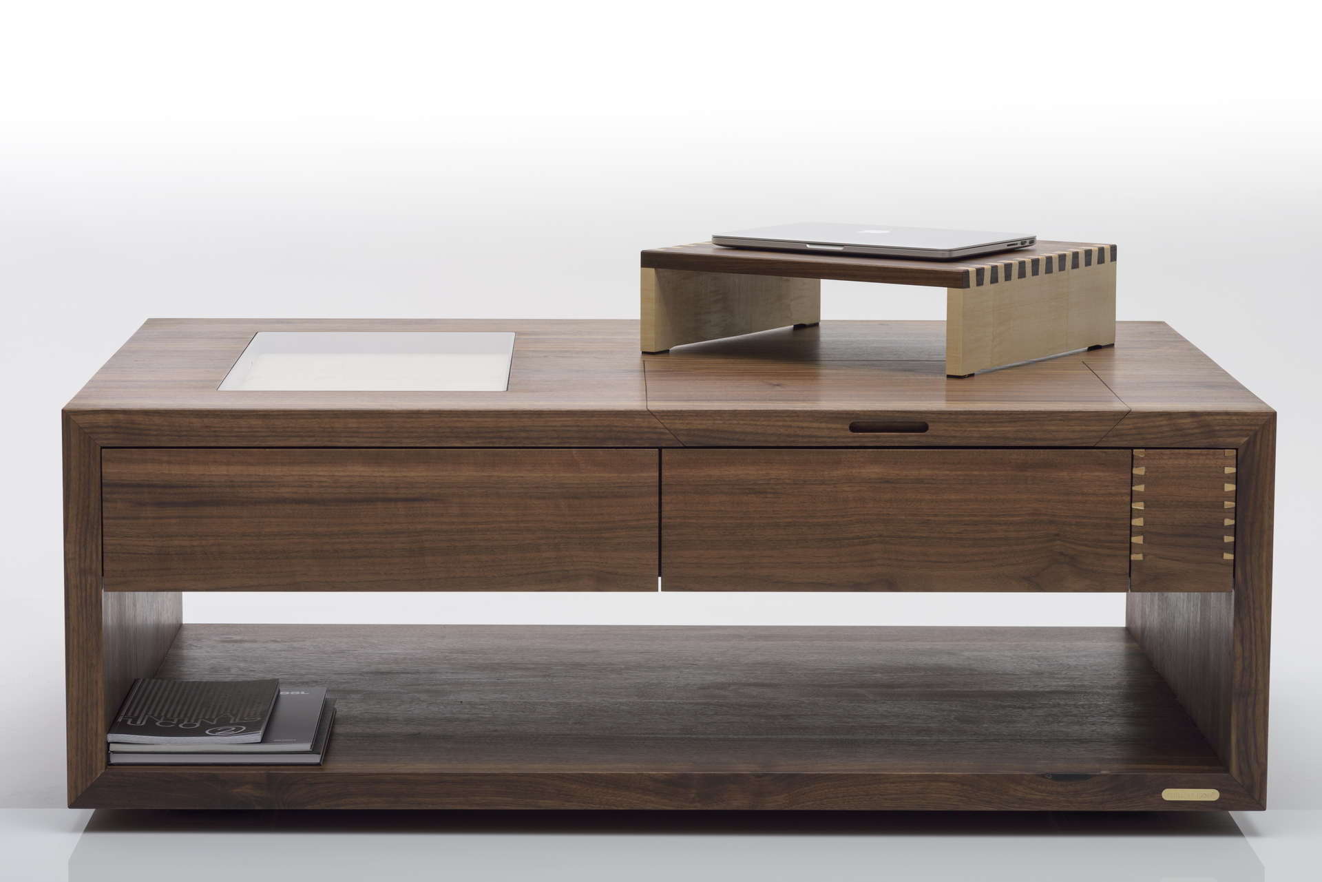Edler Designer Couchtisch aus Massivholz mit vielen Funktionen.