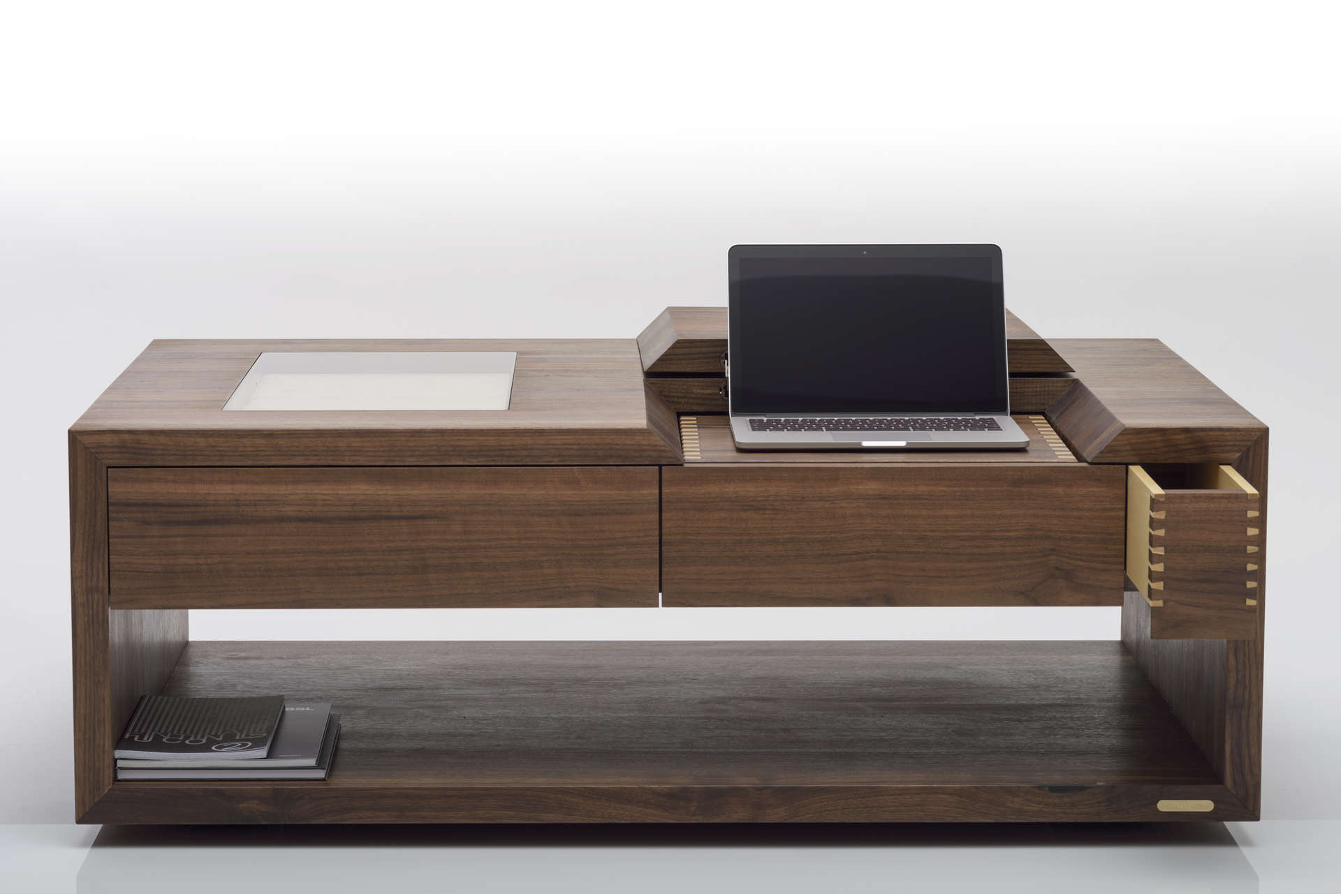 Design Couchtisch aus Massivholz mit gezinkter Lade.