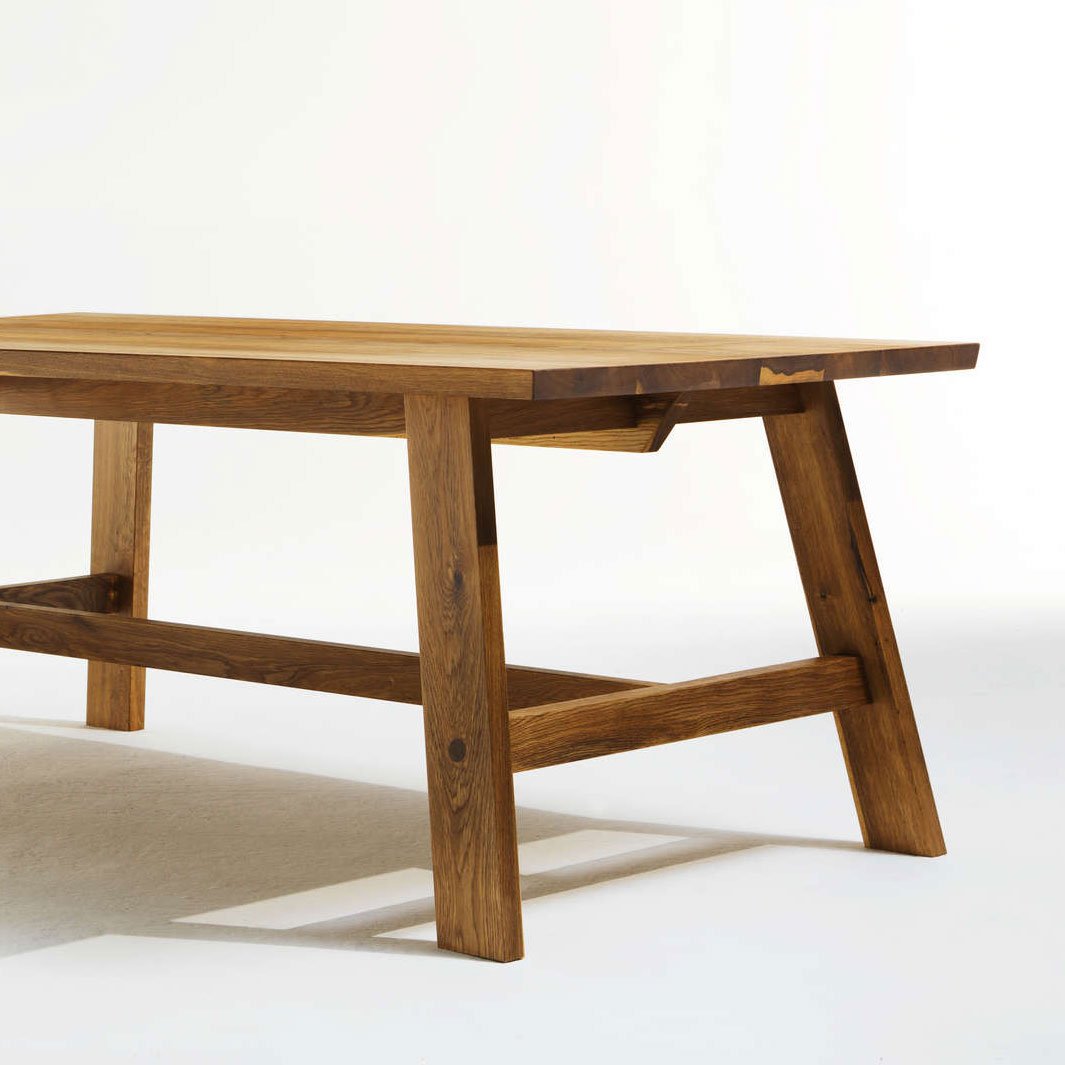 Tischgestell eines Bauerntisches in modernem Design.